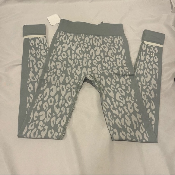 Sweaty Betty Leopard Jacquard Base Layer
Leggings Blue/Greenish Paint
Jacquard - Picture 3 of 10